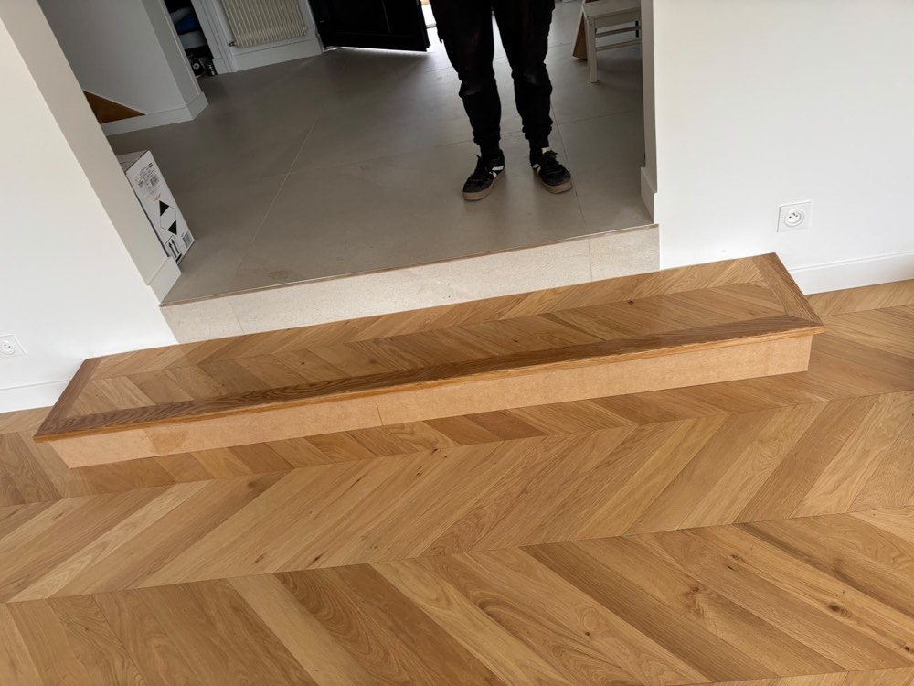 Marche de raccord habillée en parquet massif assorti