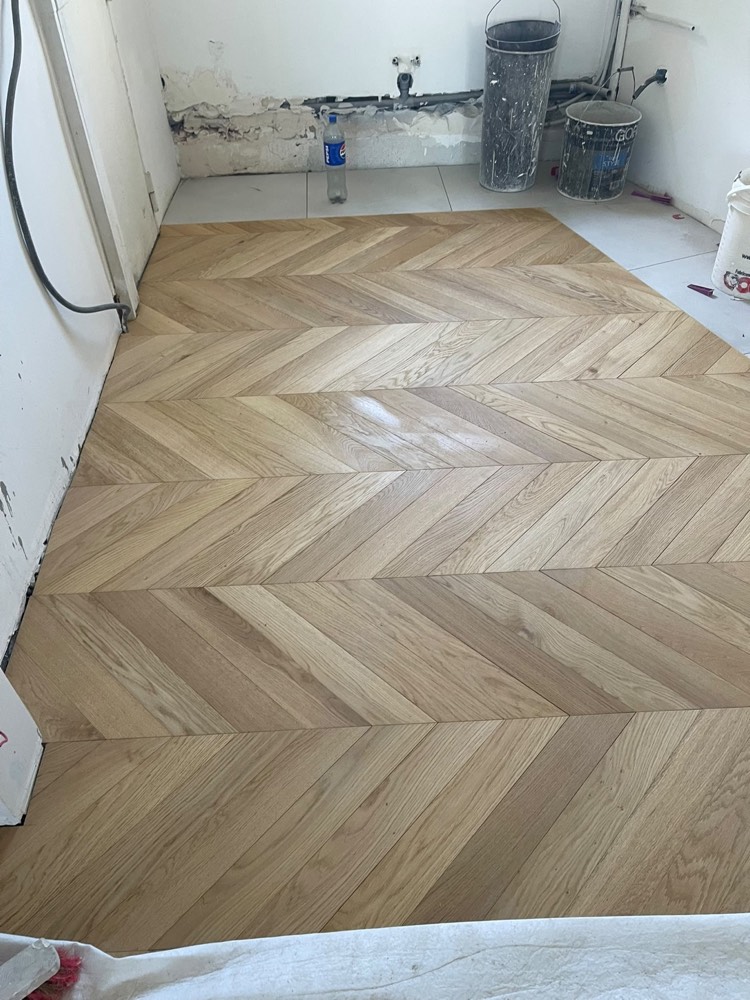 Parquet à chevrons fraîchement posé, chantier en cours