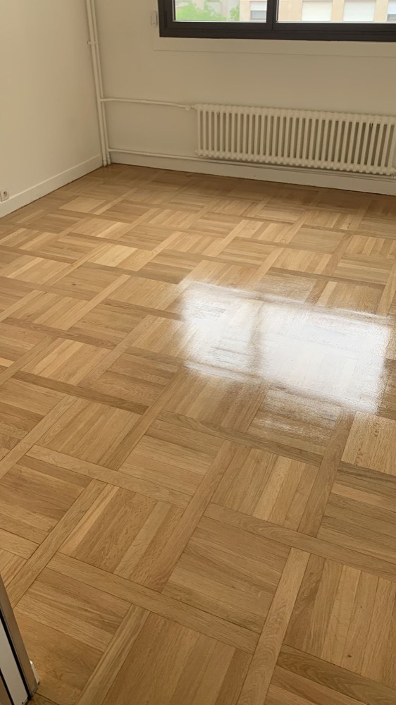 Parquet mosaïque en damier poncé et vitrifié
