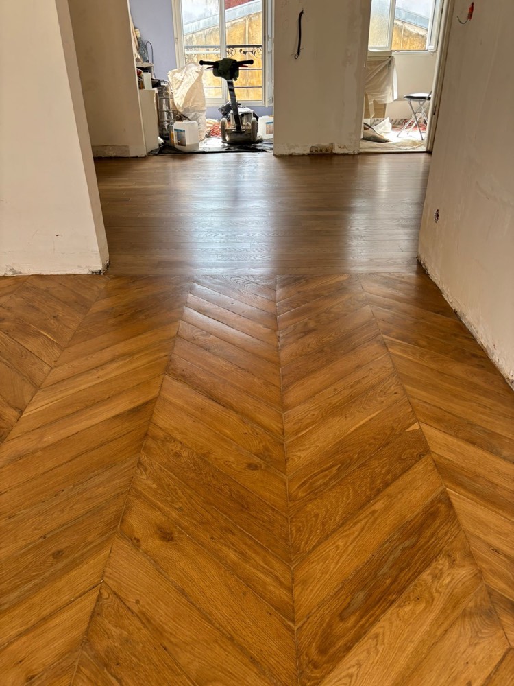 Parquet point de Hongrie massif poncé et vitrifié, vue d'ensemble