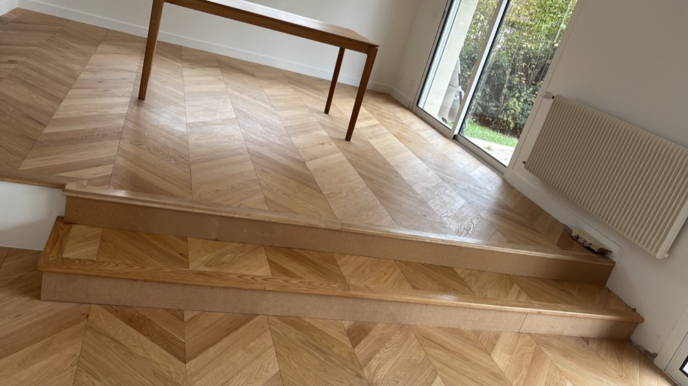 Parquet point de Hongrie avec escalier bois assorti